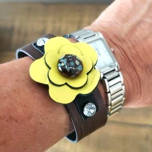 Bracelet - leather cuff w/changeable flower.